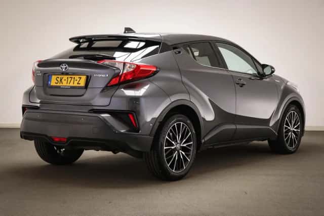 Toyota C-HR (2018) thumbnail 2