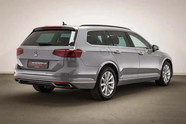 Volkswagen Passat (2022) thumbnail 2