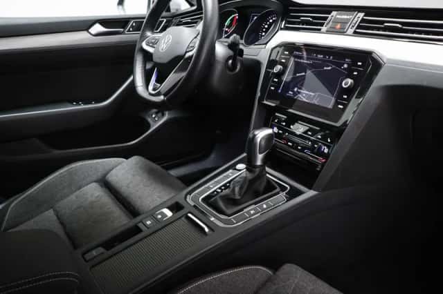 Volkswagen Passat (2022) thumbnail 3
