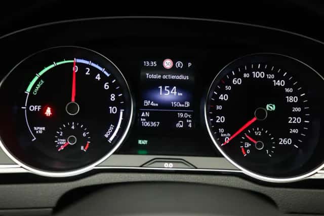 Volkswagen Passat (2022) thumbnail 4