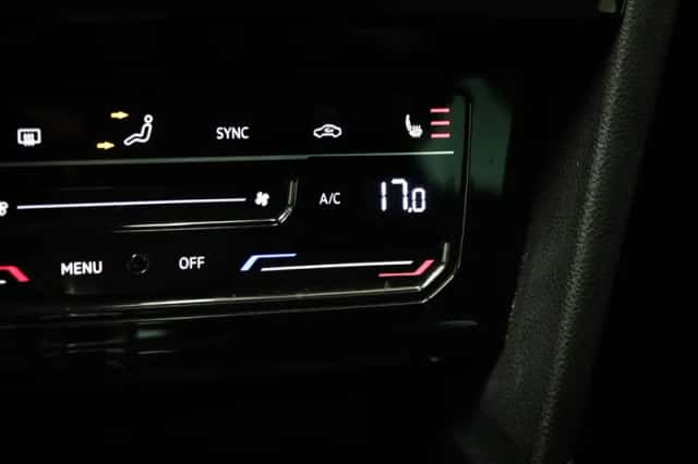 Volkswagen Passat (2022) thumbnail 5