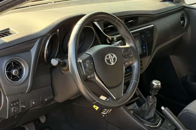 Toyota Auris (2017) thumbnail 2