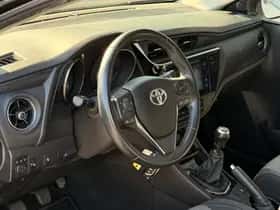 Toyota Auris (2017) thumbnail 2