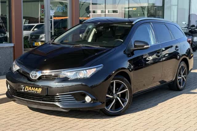 Toyota Auris (2017) thumbnail 3