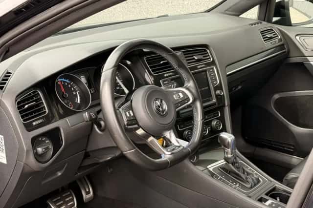 Volkswagen Golf (2015) thumbnail 2