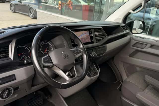 Volkswagen Transporter (2023) thumbnail 2