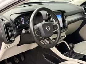 Volvo XC40 (2019) thumbnail 2