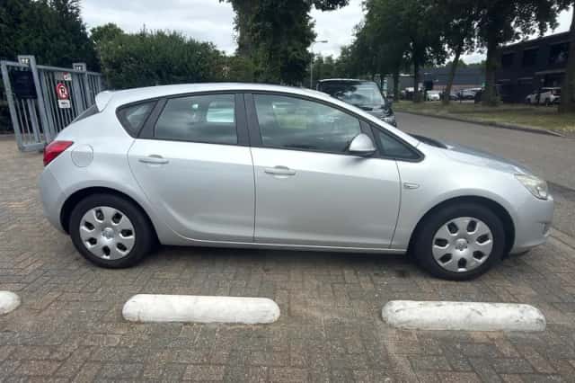 Opel Astra (2010) thumbnail 4