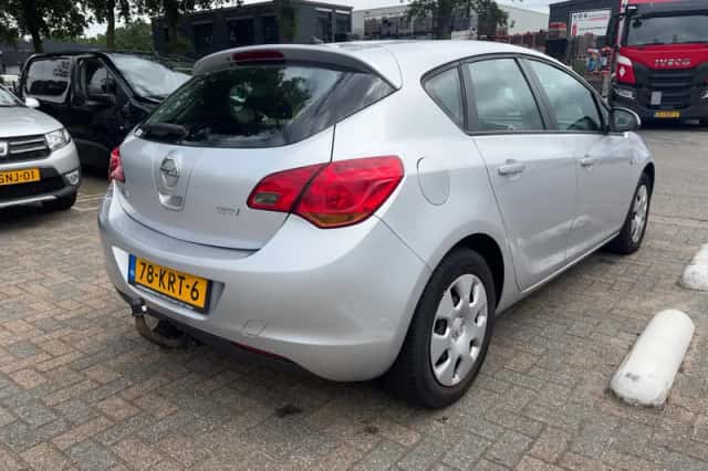Opel Astra (2010) thumbnail 5