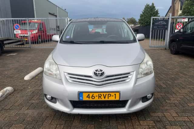 Toyota Verso (2011) thumbnail 2