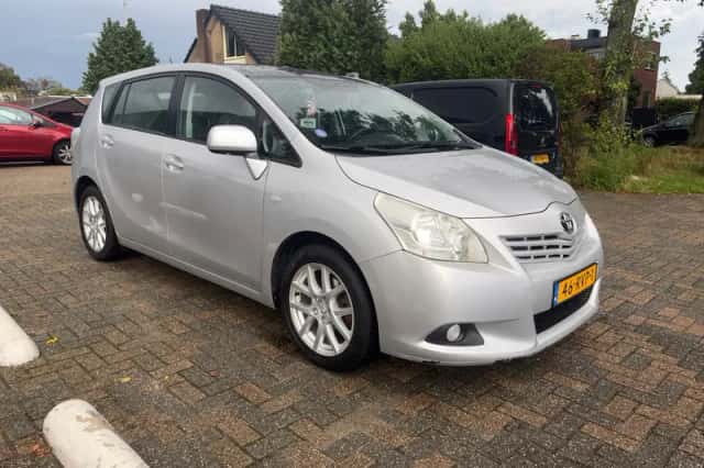 Toyota Verso (2011) thumbnail 3