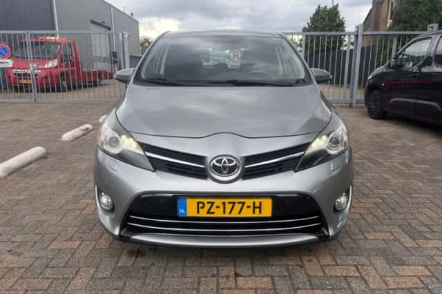Toyota Verso (2013) thumbnail 2