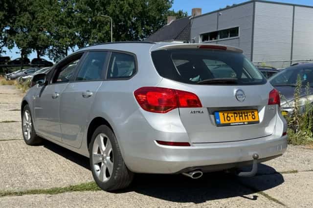 Opel Astra (2011) thumbnail 3
