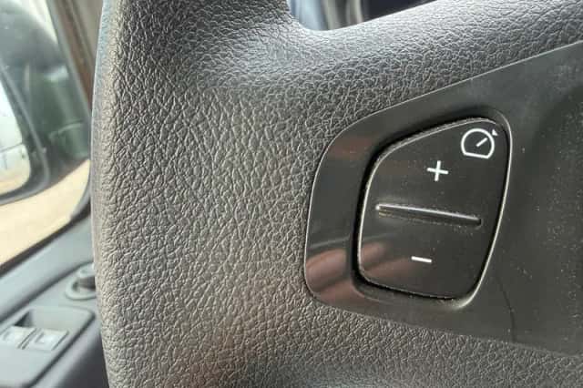 Opel Vivaro (2016) thumbnail 2