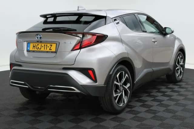 Toyota C-HR (2022) thumbnail 2