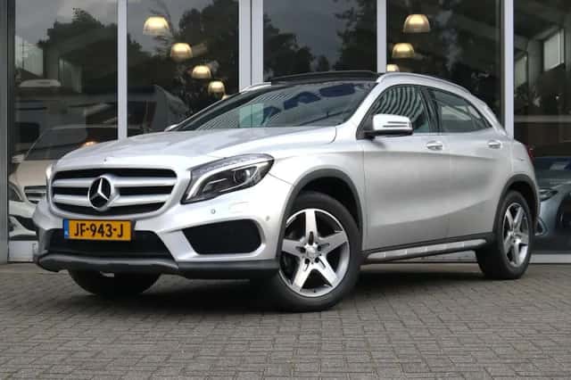 Mercedes-Benz GLA (2016) thumbnail 2