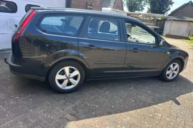 Ford Focus (2008) thumbnail 4