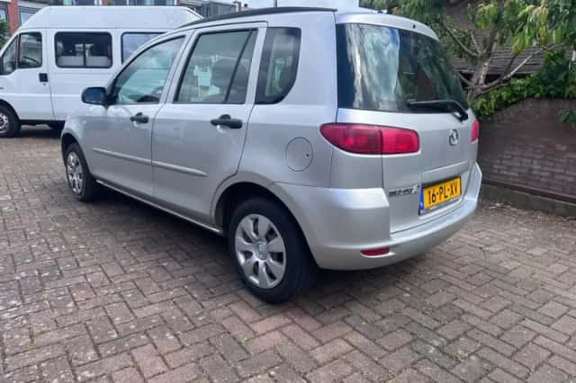 Mazda  (2004) thumbnail 2