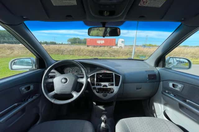 Kia Carens (2005) thumbnail 3