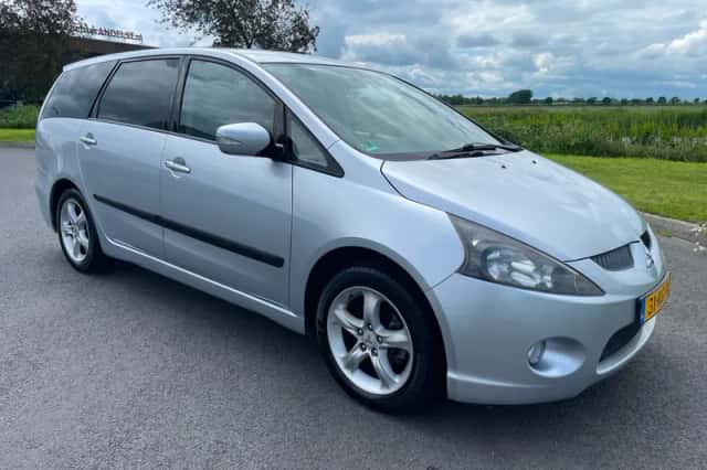 Mitsubishi Grandis (2005) thumbnail 2