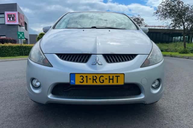 Mitsubishi Grandis (2005) thumbnail 3