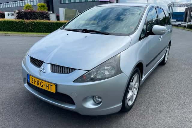 Mitsubishi Grandis (2005) thumbnail 4