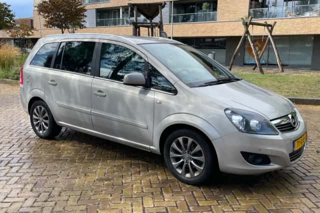 Opel Zafira (2011) thumbnail 2