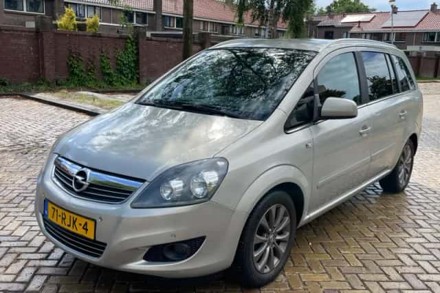 Opel Zafira (2011) thumbnail 4