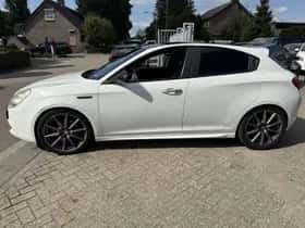 Alfa Romeo Giulietta (2011) thumbnail 5