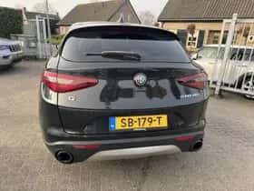 Alfa Romeo Stelvio (2018) thumbnail 3