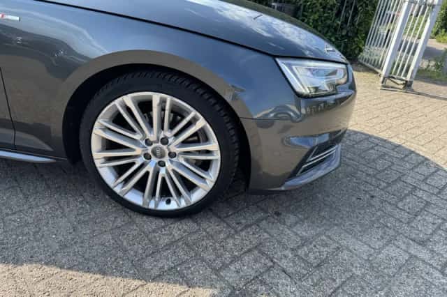 Audi A4 (2018) thumbnail 4