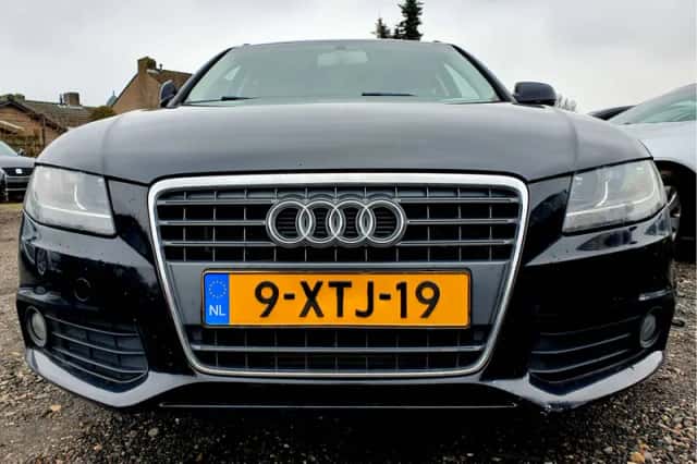 Audi A4 (2011) thumbnail 3