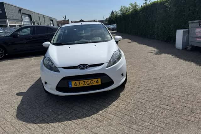 Ford Fiesta (2012) thumbnail 2