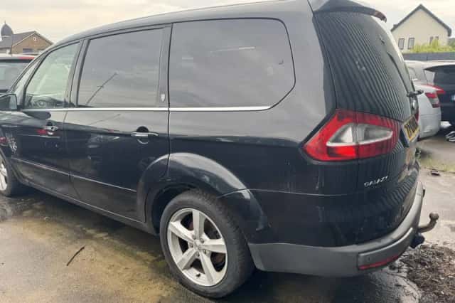 Ford Galaxy (2010) thumbnail 3