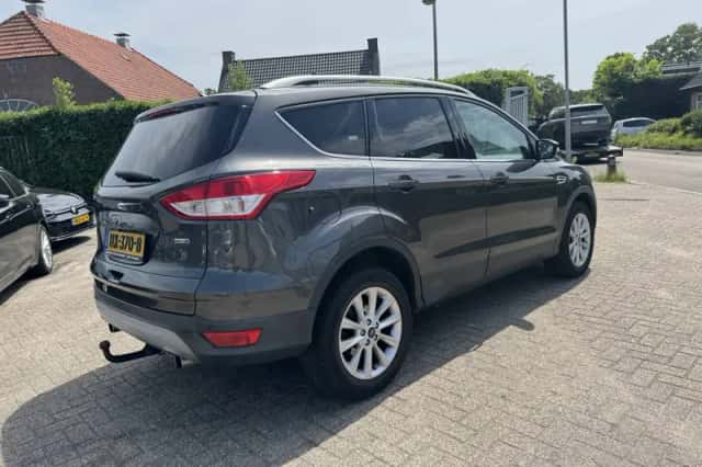 Ford Kuga (2016) thumbnail 4