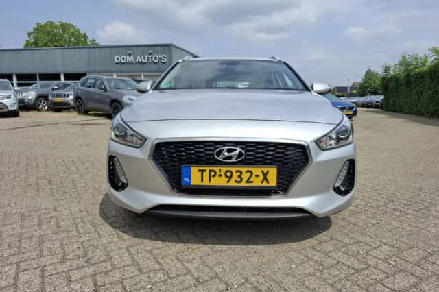 Hyundai i30 (2018) thumbnail 2