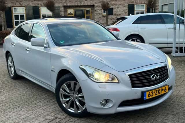 Infiniti M (2011) thumbnail 2