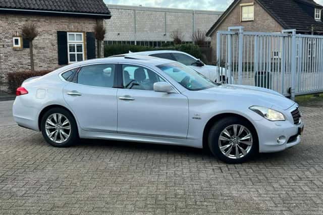 Infiniti M (2011) thumbnail 4
