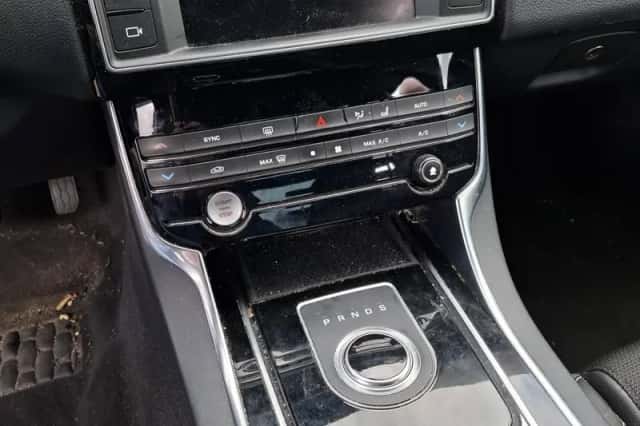 Jaguar XE (2018) thumbnail 3