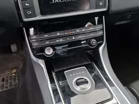 Jaguar XE (2018) thumbnail 3