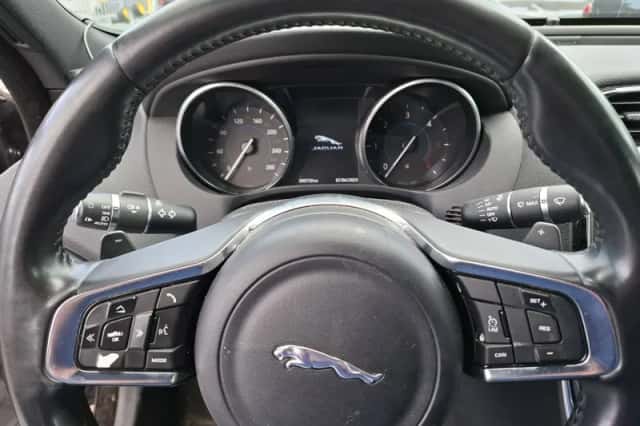Jaguar XE (2018) thumbnail 4
