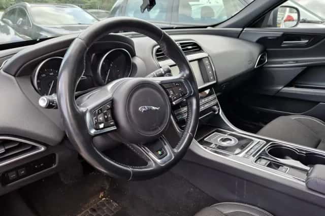 Jaguar XE (2018) thumbnail 5