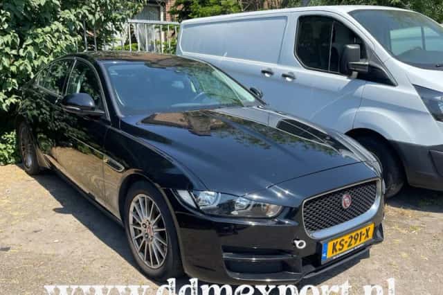 Jaguar XE (2016) thumbnail 1