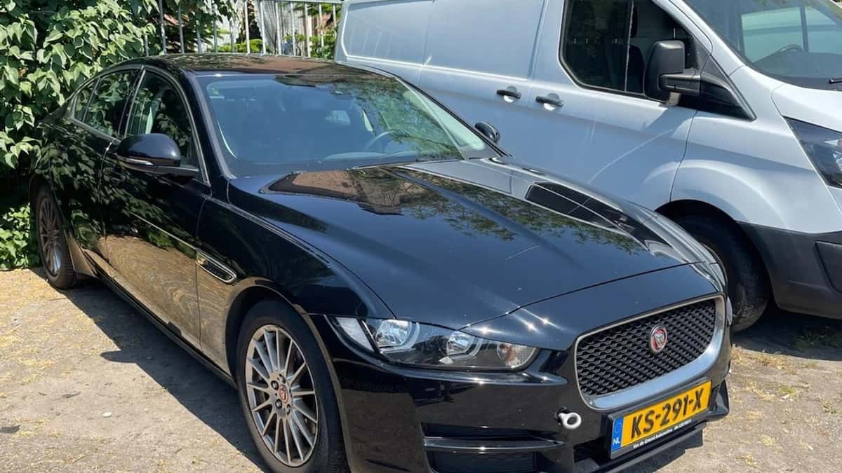 Jaguar XE (2016) — foto 1