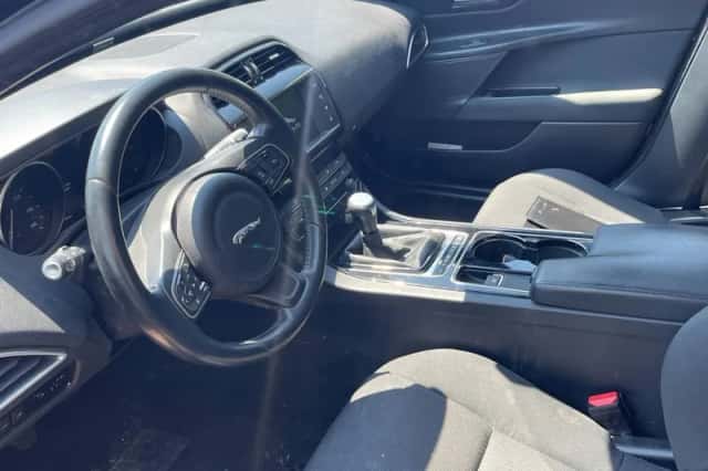 Jaguar XE (2016) thumbnail 3