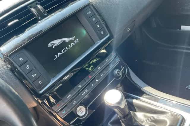 Jaguar XE (2016) thumbnail 4
