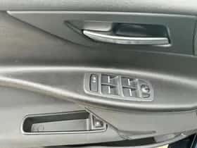 Jaguar XE (2016) thumbnail 15