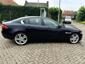 Jaguar XE (2016) thumbnail 4