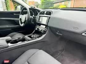 Jaguar XE (2016) thumbnail 7