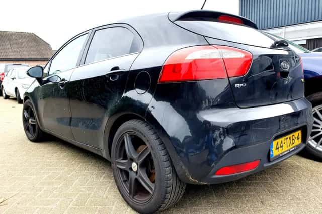 Kia Rio (2012) thumbnail 3